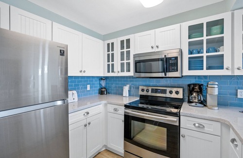 Destin Condo | BEACHFRONT - 250+ 5 star reviews - Remodeled - Tiki Bar - 3 Pools - 2 Hot Tubs