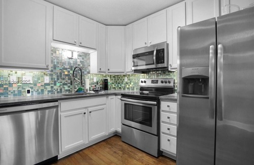 Palmetto Dunes Condo | Beachfront Complex - 3 pools & Tennis - King Bed