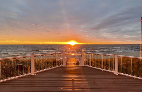 Ferrysburg Cottage | Beachfront Cottage on Lake Michigan. Summer 2025 open! Dog Friendly!