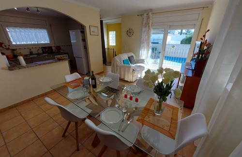 L'Escala Villa | Beachfront house in quiet location with private pool and free WiFi.