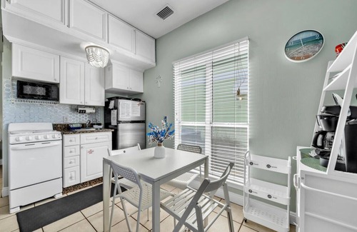 Crystal Beach Cottage | Beachside Breeze Cottage~Location! Crystal Beach, Destin~Steps to Beach & Pool