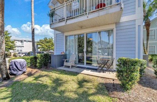 Crystal Beach Cottage | Beachside Breeze Cottage~Location! Crystal Beach, Destin~Steps to Beach & Pool