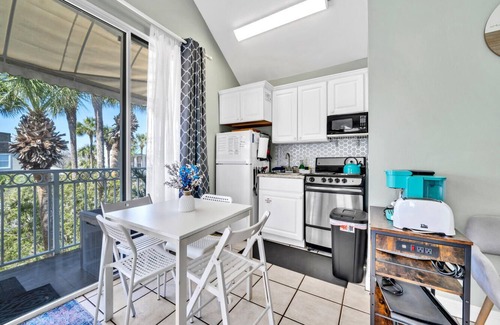 Crystal Beach Cottage | Beachside Bungalow ~ Location! Crystal Beach, Destin ~ Steps to Beach & Pool