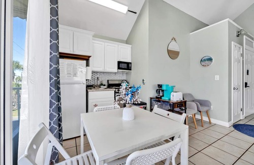 Crystal Beach Cottage | Beachside Bungalow ~ Location! Crystal Beach, Destin ~ Steps to Beach & Pool