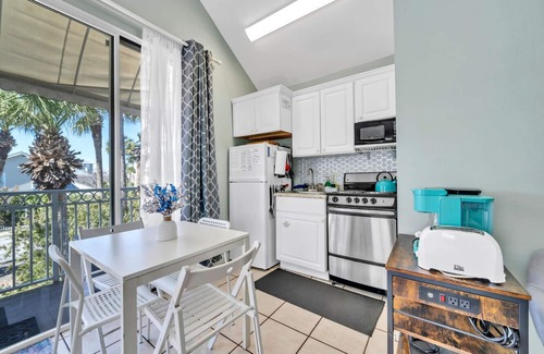 Crystal Beach Cottage | Beachside Bungalow ~ Location! Crystal Beach, Destin ~ Steps to Beach & Pool