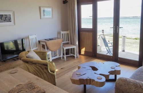 Cowes Ski Chalet | Beachside chalet No 5 with private access to beach