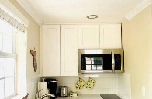 Indian Rocks Beach Cottage | Beachside Historic Cottage – Steps to Sand!