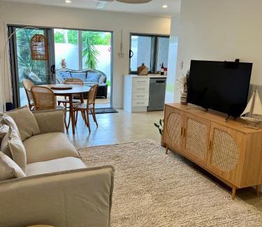 Dicky Beach House | Beachside retreat