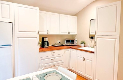Belle Vista Cottage | Beachy 1BDR/1BA: Walk to Beach, w/Parking!