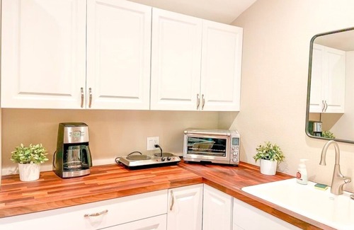 Belle Vista Cottage | Beachy 1BDR/1BA: Walk to Beach, w/Parking!