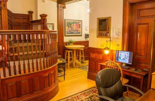Longwood Bed & Breakfast | Beacon Inn 1087