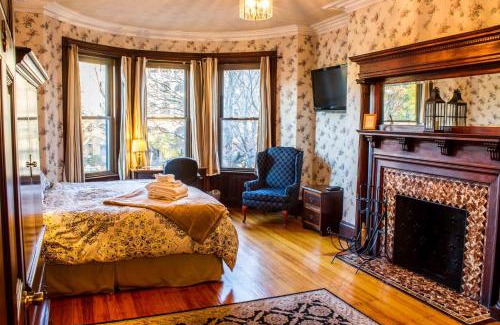 Longwood Bed & Breakfast | Beacon Inn 1087