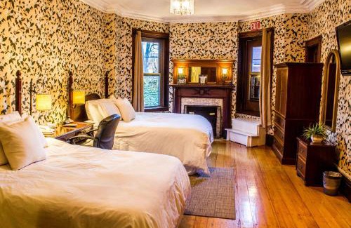 Longwood Bed & Breakfast | Beacon Inn 1087