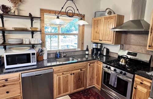 Mariposa Cabin | Bear Creek Cabin w/Hot Tub, Pets on 40 acres!