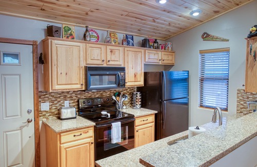 Show Low Cabin | Bear Haven Family Friendly Show Low cabin w/WIFI, gas fireplace, A/C