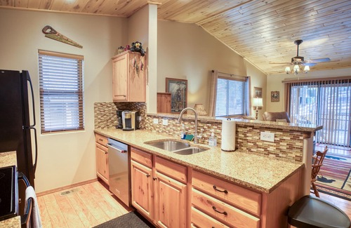 Show Low Cabin | Bear Haven Family Friendly Show Low cabin w/WIFI, gas fireplace, A/C