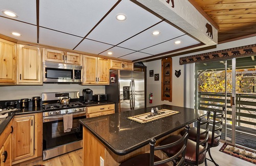 Big Bear City Cabin | Bear Hug Lodge-Spa/BBQ/Game/Fitness rooms. Short distance from lake and hiking.