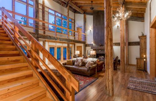 Hailey Ski Chalet | Bear Lodge with private Pool, Hottub, and Sauna!