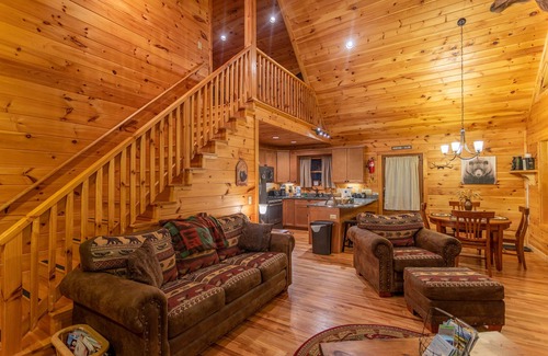 West Jefferson Cabin | Bearadise at Blue Ridge- 3 bed 3 bath log cabin with fire pit, pool table, pet friendly