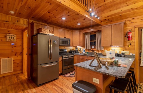 West Jefferson Cabin | Bearadise at Blue Ridge- 3 bed 3 bath log cabin with fire pit, pool table, pet friendly