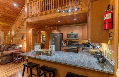 West Jefferson Cabin | Bearadise at Blue Ridge- 3 bed 3 bath log cabin with fire pit, pool table, pet friendly
