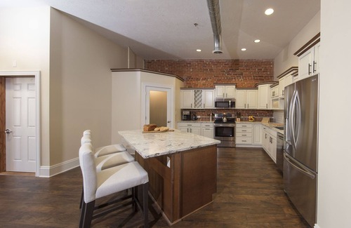 Wooster Apartment | Beautiful 2BR/2BA Downtown Loft Apartment