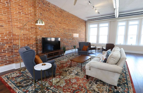 Wooster Apartment | Beautiful 2BR/2BA Downtown Loft Apartment