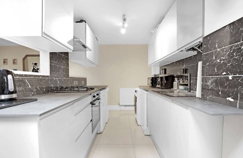 Shepherd's Bush Condo | Beautiful 3 Bedroom Apartment Near Central London.