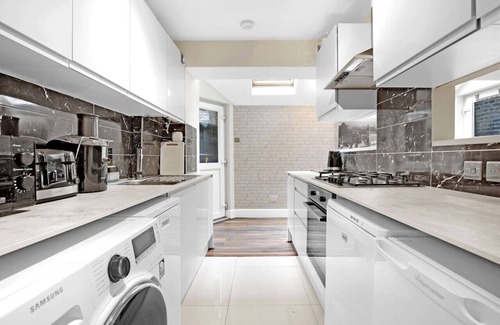 Shepherd's Bush Condo | Beautiful 3 Bedroom Apartment Near Central London.