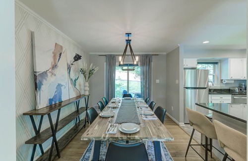 Alcova Heights House | Beautiful 4 bed/3 bath Home in Arlington. Sleeps 10. Approx 10 min DC