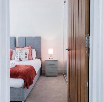 Woodley Apartment | Beautiful 4 Bed House Free WIFI