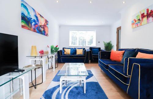 Woodley Apartment | Beautiful 4 Bed House Free WIFI