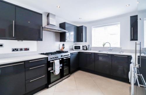 Woodley Apartment | Beautiful 4 Bed House Free WIFI