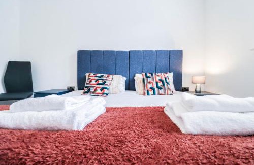 Woodley Apartment | Beautiful 4 Bed House Free WIFI