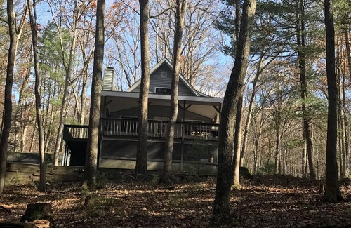 White Mills House | Beautiful 4 Season Lakefront Chalet in the Poconos!