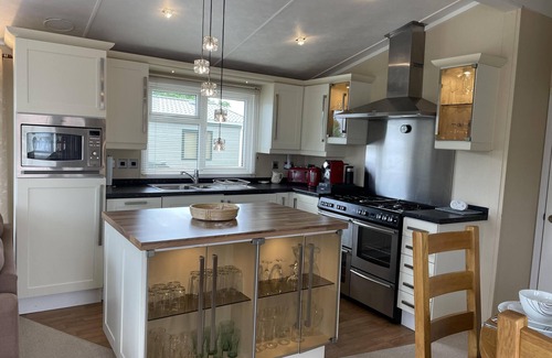 Great Yarmouth Cabin | Beautiful 6 berth lodge at Cherry Tree Holiday Park ref 70002TG