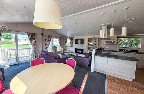 Great Yarmouth Cabin | Beautiful 6 berth lodge with disabled access at Cherry Tree ref 70829C