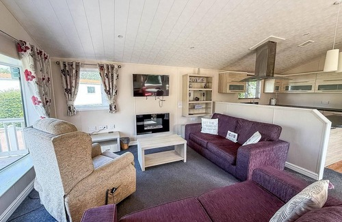Great Yarmouth Cabin | Beautiful 6 berth lodge with disabled access at Cherry Tree ref 70829C