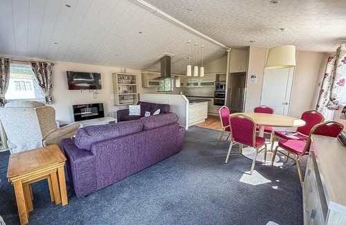 Great Yarmouth Cabin | Beautiful 6 berth lodge with disabled access at Cherry Tree ref 70829C