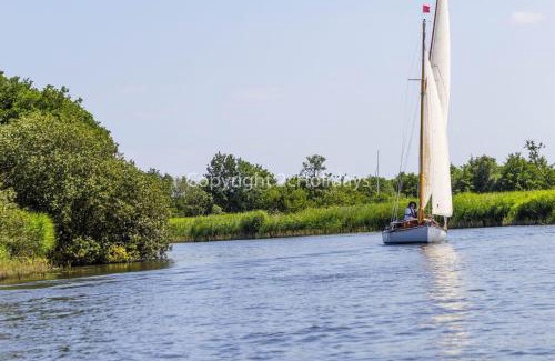 Great Yarmouth Cabin | Beautiful 6 Berth Lodge At Cherry Tree Holiday Park Ref 70002Tg