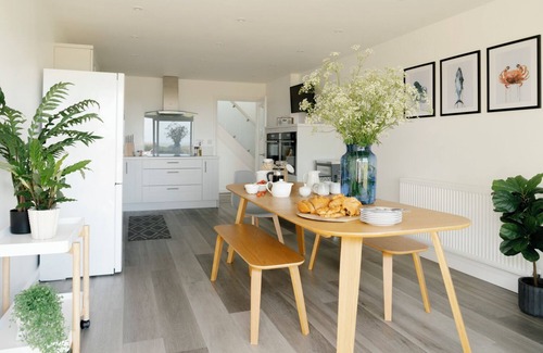 Nefyn House | Beautiful beach side homes sleeping 16 guests with a Hot Tub