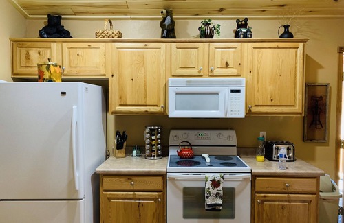 Heber Cabin | Beautiful Bear Pond Cabin WiFi, Dish Satellite, horseback riding