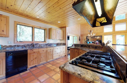 Hamilton Creek House | Beautiful cabin with mountain view, hot tub & luxury kitchen