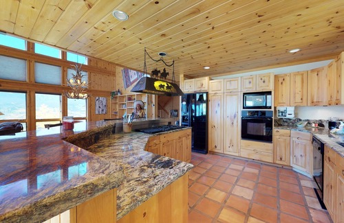 Hamilton Creek House | Beautiful cabin with mountain view, hot tub & luxury kitchen