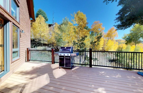 Hamilton Creek House | Beautiful cabin with mountain view, hot tub & luxury kitchen