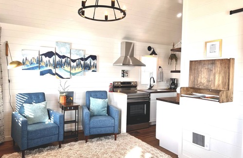 Manhattan Cottage | Beautiful/comfortable/private tiny home, mountain valley, views. 25 mins to ski!