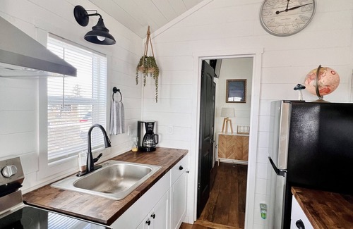Manhattan Cottage | Beautiful/comfortable/private tiny home, mountain valley, views. 25 mins to ski!