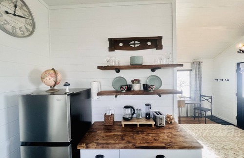 Manhattan Cottage | Beautiful/comfortable/private tiny home, mountain valley, views. 25 mins to ski!