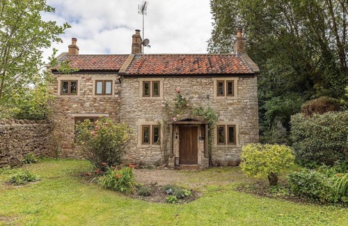 Chilcompton House | Beautiful Cottage nr Mendip Hills, Private Parking