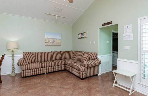 Corpus Christi Cottage | Beautiful Cottage w/ King Bed, Allocated Parking, Pool & Private Patio!